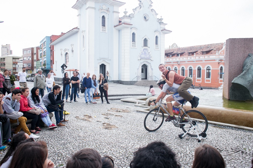 Cena da peça Homem Pedal que reuniu o público na Fonte do Cavalo Babão, como é chamada carinhosamente pelos curitibanos - Foto: Annelize Tozetto/Clix 