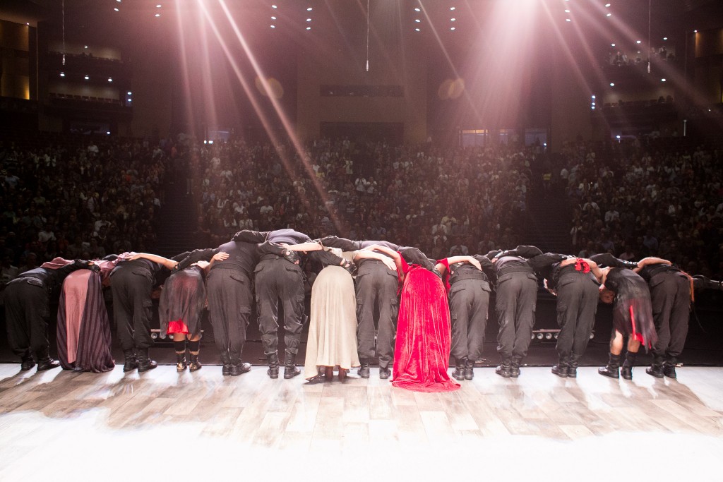 Aplauso final de Macbeth no 25º Festival de Teatro de Curitiba - Foto: Annelize Tozetto/Clix