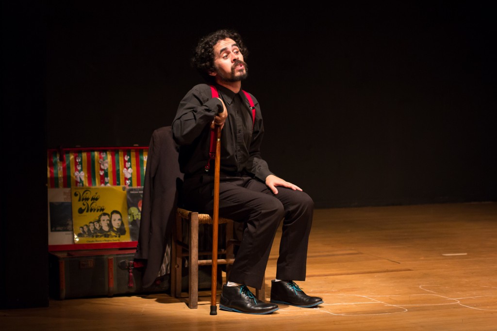 Bruno Fracchia vive o ator Paulo José em Algumas Histórias, sucesso do Fringe no 25º Festival de Teatro de Curitiba - Foto: Humberto Araujo/Clix