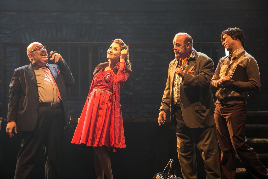 Cena de Urinal, o Musical no 25º Festival de Teatro de Curitiba sob direção de Zé Henrique de Paula e direção musical de Fernanda Maia - Foto: Lina Sumizono/Clix