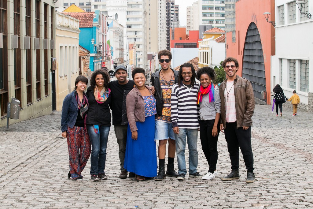 Cia Marginal em Curitiba: Mariluci Nascimento, Priscilla Monteiro, Diogo Vitor, Jaqueline Andrade, Wallace Lino, Rodrigo Souza, Geandra Nobre e Phellipe Azevedo - Foto: Annelize Tozetto/Clix