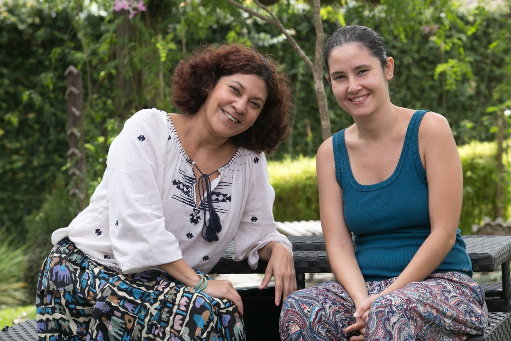 A atriz Márcia Castro e a produtora Rachel Coelho celebram Tempos de Cléo no 25º Festival de Teatro de Curitiba - Foto: Divulgação