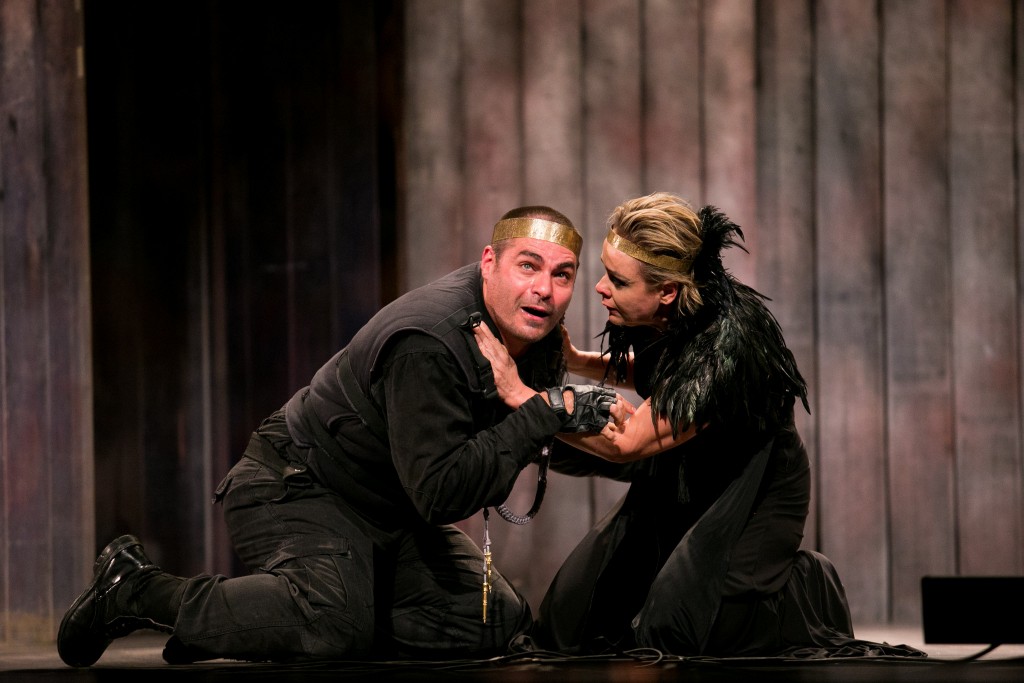 Cena de Macbeth no 25º Festival de Teatro de Curitiba, com Thiago Lacerda e Giulia Gam no clássico dos palcos - Foto: Annelize Tozetto/Clix