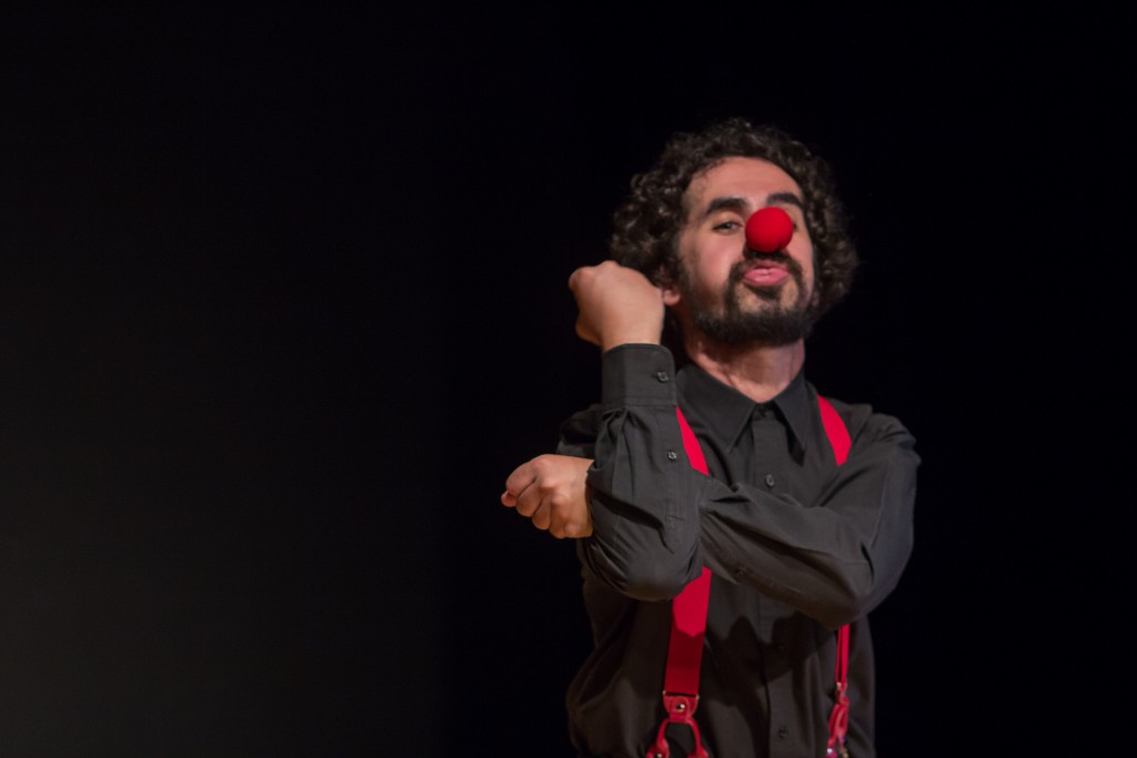 Bruno Fracchia vive o ator Paulo José em Algumas Histórias, sucesso do Fringe no 25º Festival de Teatro de Curitiba - Foto: Humberto Araujo/Clix
