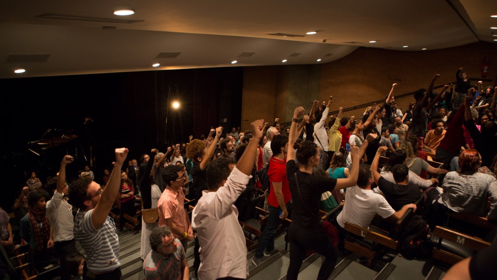 Parte da plateia reage com punhos cerrados para o alto, em apoio aos artistas negros no CCSP - Foto: Caio Campos/Divulgação