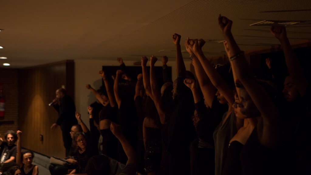 Artistas negro no protesto-performance Em Legítima Defesa, que surpreendeu o público - Foto: Caio Campos/Divulgação