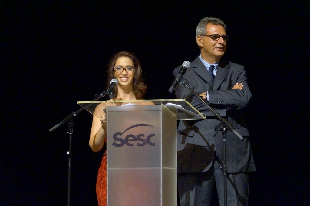 A crítica de teatro da APCA Kyra Piscitelli e o jornalista Gilberto Dimenstein forma o segundo casal de apresentadores a subir ao palco - Foto: Roberto Ikeda/Divulgação