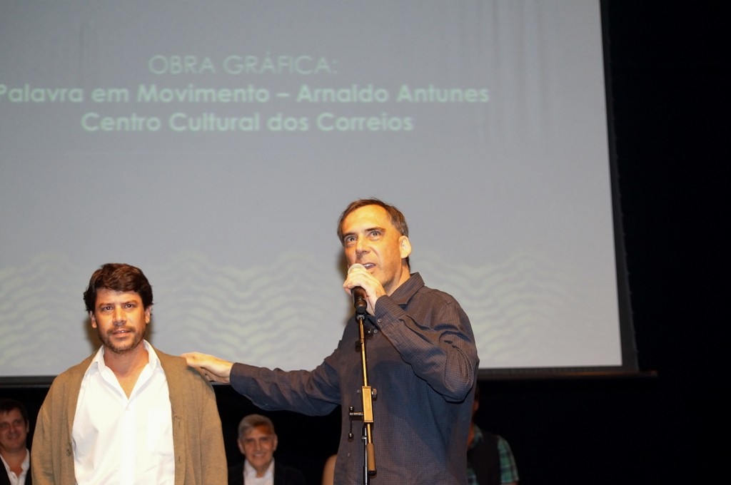 O ex-titã Arnaldo Antunes agradece seu APCA em artes visuais - Foto: Roberto Ikeda/Divulgação