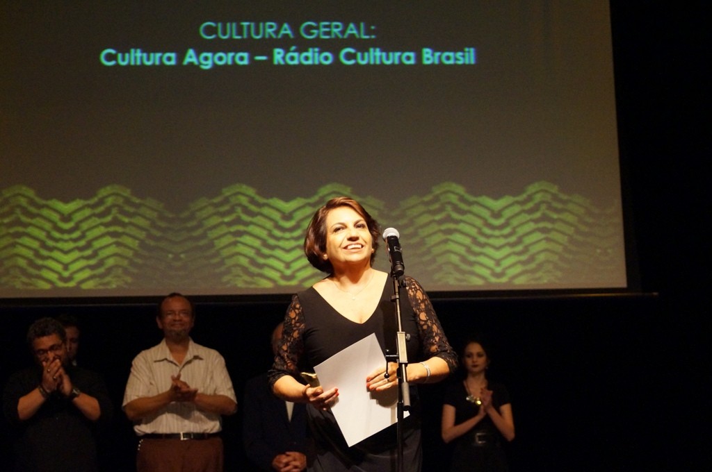 Cirley Ribeiro rebe o APCA para o programa Cultura Agora - Foto: Roberto Ikeda/Divulgação