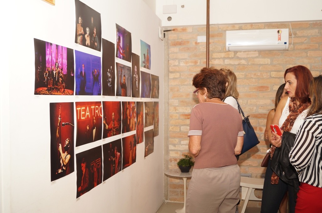 Público vê a exposição Retratos do Teatro, de Bob Sousa - Foto: Roberto Ikeda/Divulgação