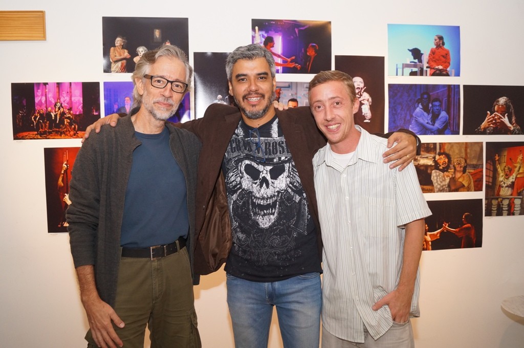 João Caldas, Bob Sousa e Bruno Poletti, na exposição Retratos do Teatro, de Bob Sousa, no Espaço Cult - Foto: Roberto Ikeda/Divulgação