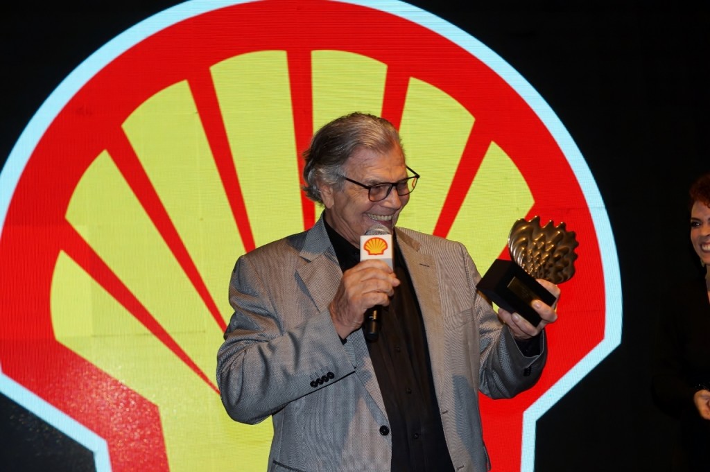 Tarcísio Meira se emociona com o Prêmio Shell de melhor ator por O Camareiro - Foto: Roberto Ikeda/Divulgação