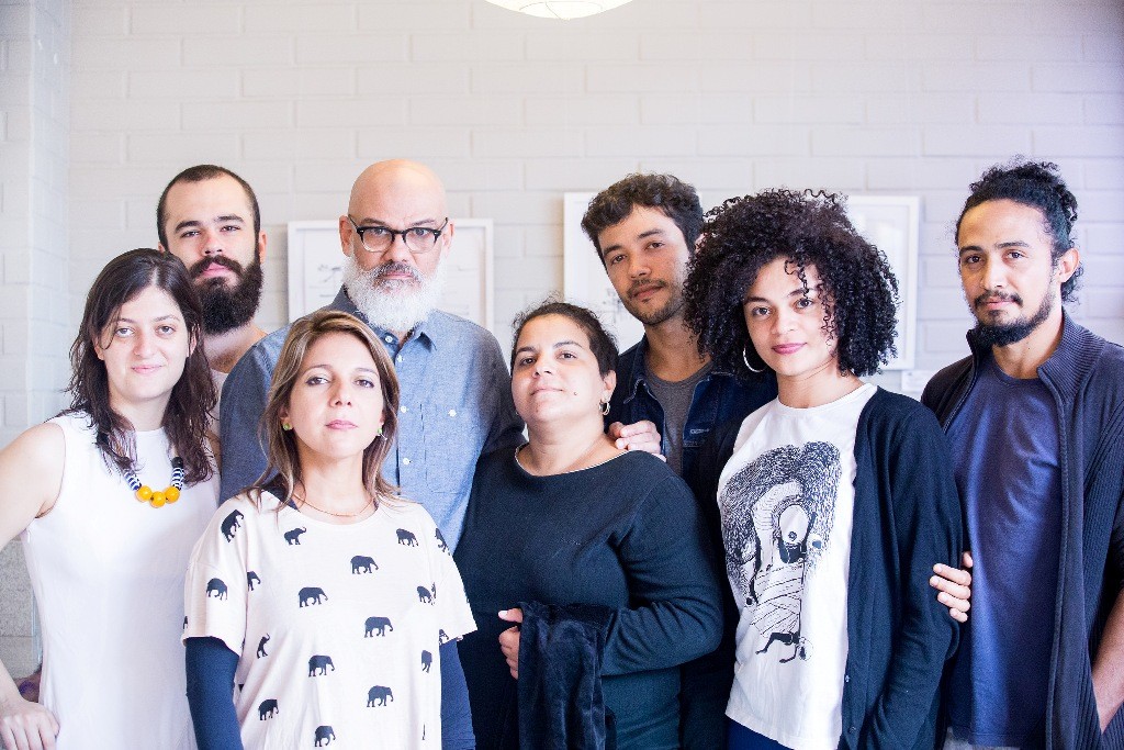 Marcelo Evelin (de óculos) com a equipe da peça Batucada em Curitiba - Foto: Annelize Tozetto/Clix/Divulgação