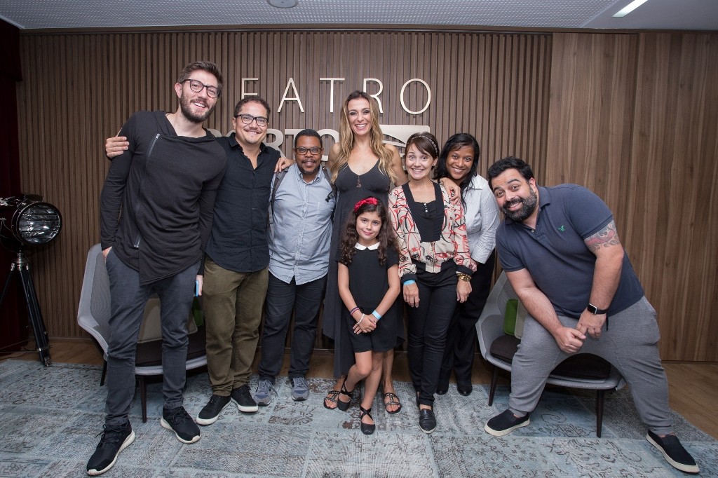 Mônica Martelli posa junto de sua equipe e da equipe do Teatro Porto Seguro - Foto: Paulo Lopes/Divulgação