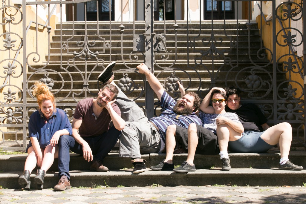 Pândega e Selvática performam: Carolina Splendore Cameron, Fábio Furtado, Ricardo Nolasco, Robson Catalunha e Rafa Poli no 25º Festival de Teatro de Curitiba - Foto: Annelize Tozetto/Clix