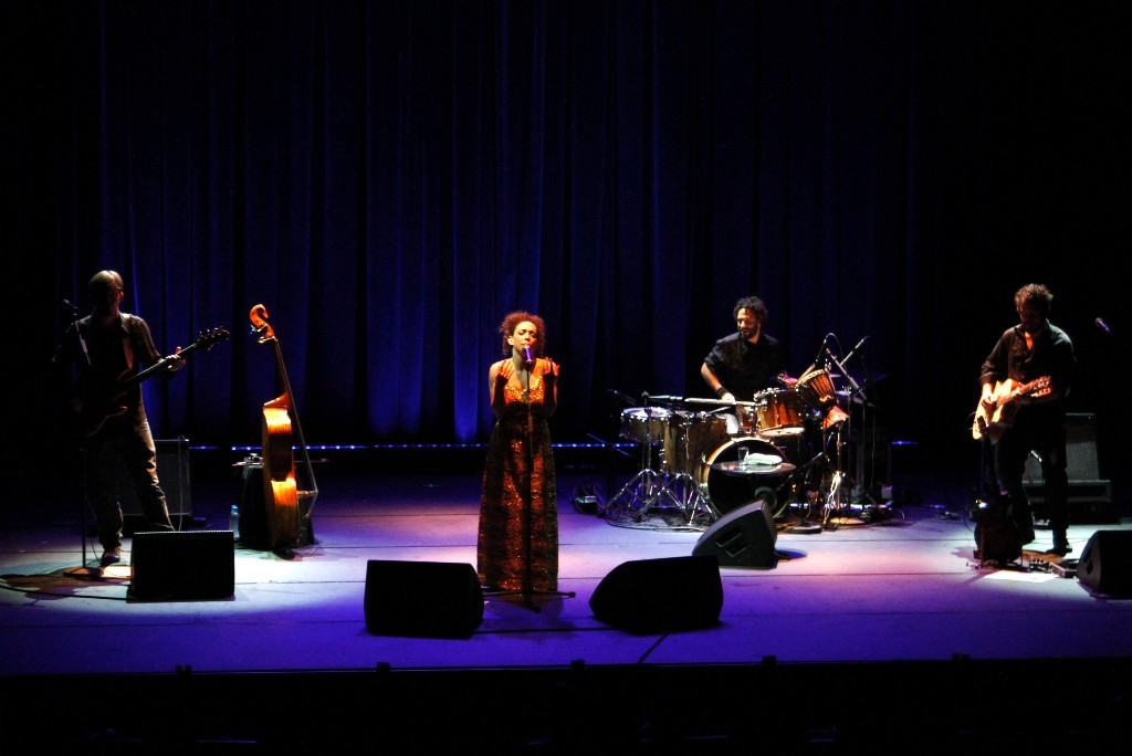 Laila Garin canta para a plateia pauistana - Foto: Paduardo/Phábrica de Imagens/Divulgação