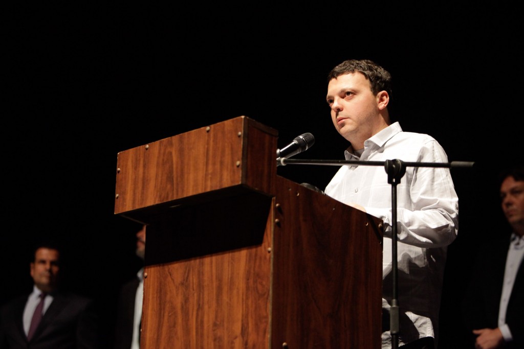 Leandro Knopfholz faz o discurso de abertura do 25º Festival de Teatro de Curitiba - Foto: Daniel Sorrentino/Clix