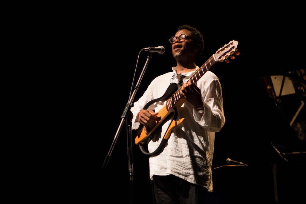Neo Muyanga, da África do Sul, canta em Revolting Music, na sala Jardel Filho do Centro Cultural São Paulo - Foto: Caio Campos/Divulgação/MITsp