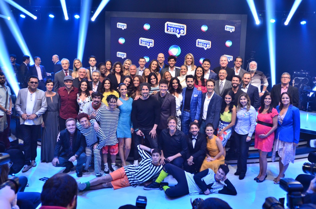 Elenco da Record em 2016 posa na manhã de anúncio de sua nova programação - Foto: Antonio Chahestian/Divulgação
