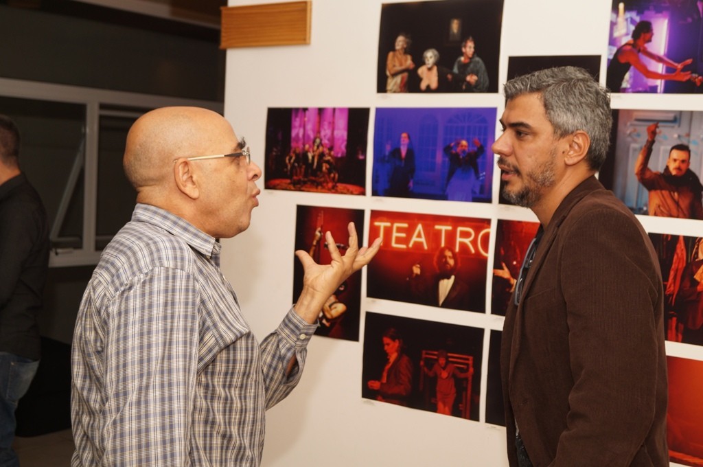 O ator Pascoal da Conceição elogia a exposição Retratos do Teatro, em conversa com o fotógrafo Bob Sousa - Foto: Roberto Ikeda/Divulgação