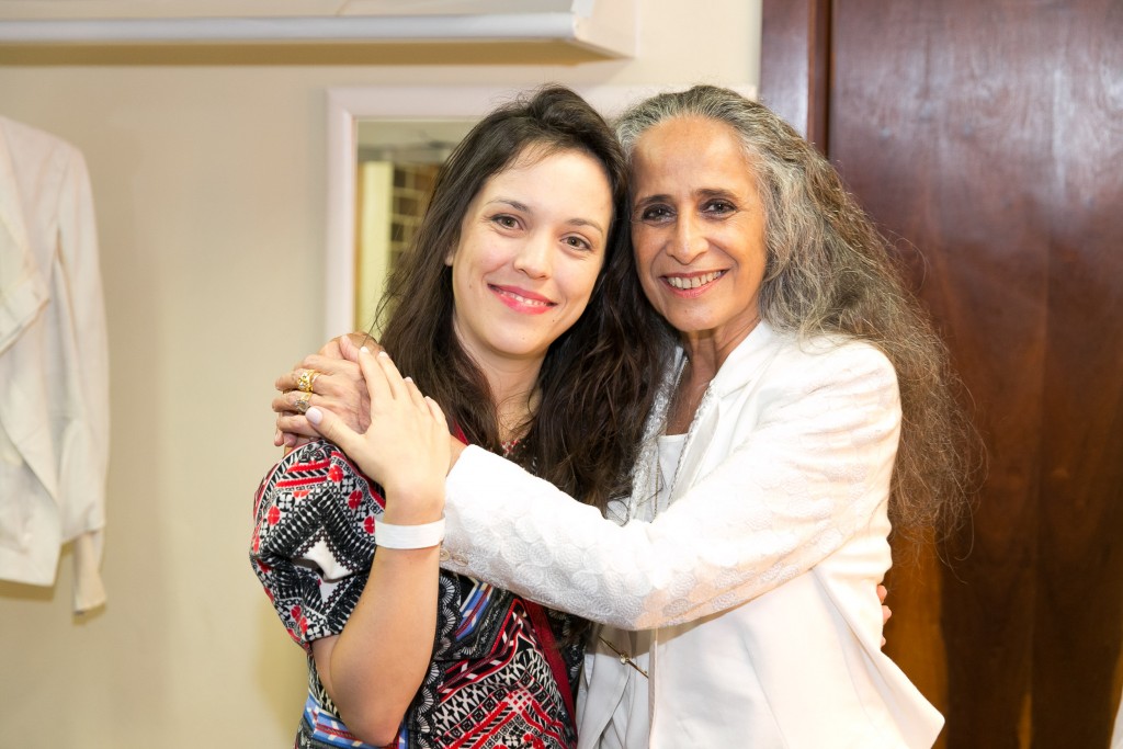 A atriz Sara Antunes abraça Maria Bethânia no camarim do Guairão - Foto: Diego Pisante/Clix