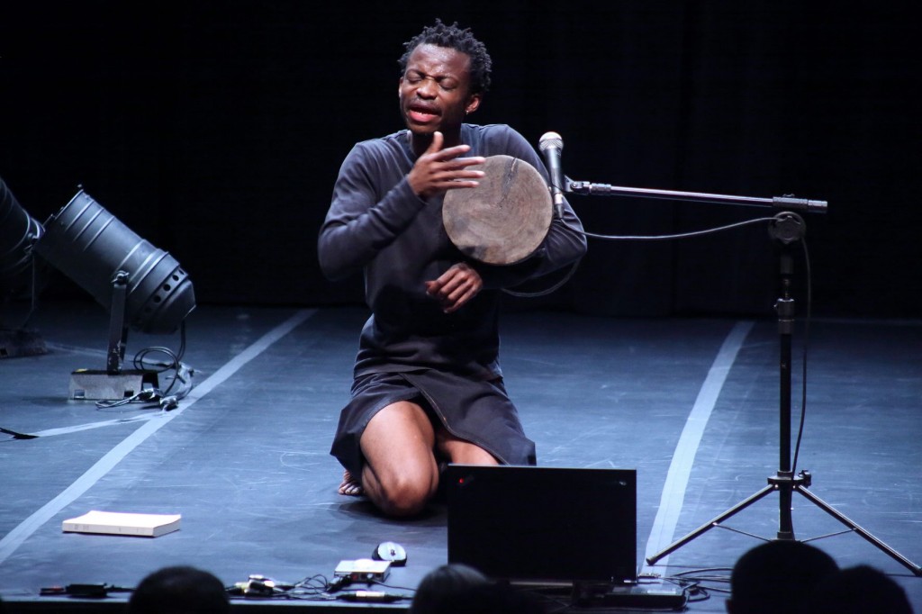 O artista congolês também recorda sons de sua infância - Foto: Ivson Miranda/Itaú Cultural/Divulgação