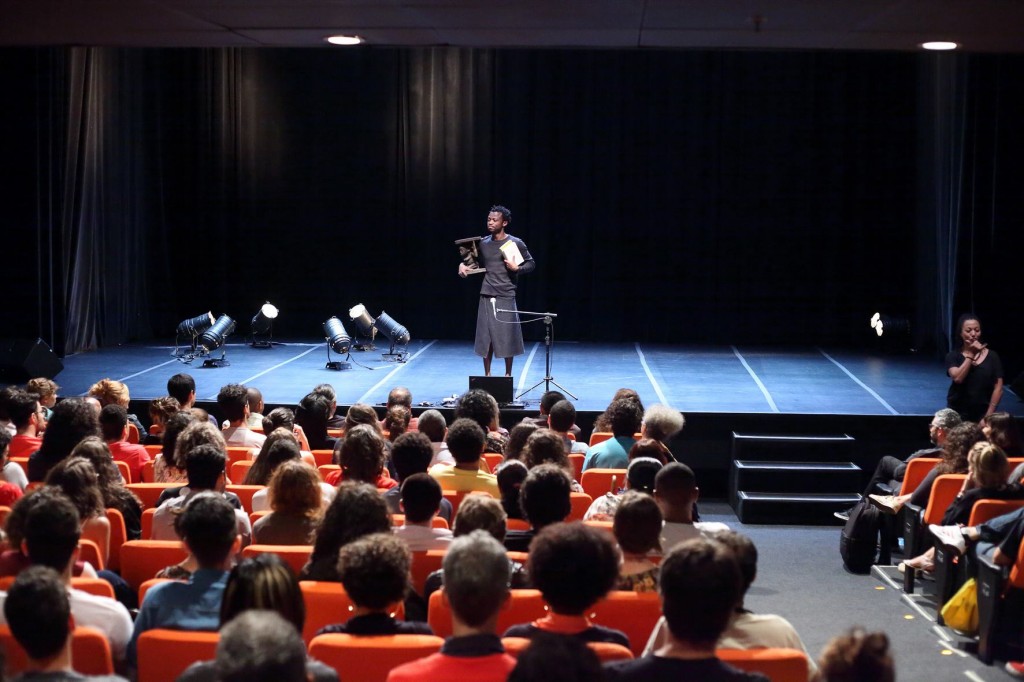 Linyekula compartilha com o público sua história em A Carga - Foto: Ivson Miranda/Itaú Cultural/Divulgação