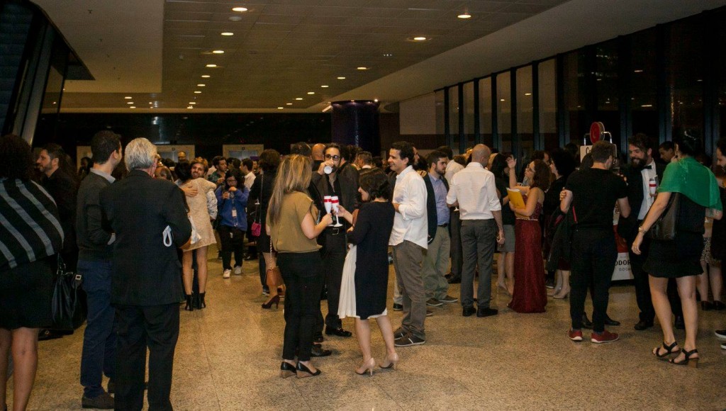 Classe artística se reuniu no hall de entrada do Sesc Pinheiros - Foto: Divulgação