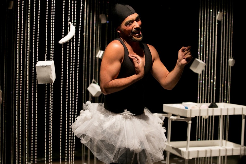 A Bailarina Vai às Compras, com Renato De Sena, mostra uma transexual sob direção de Gustavo Fonseca - Foto: Lina Sumizono/Clix