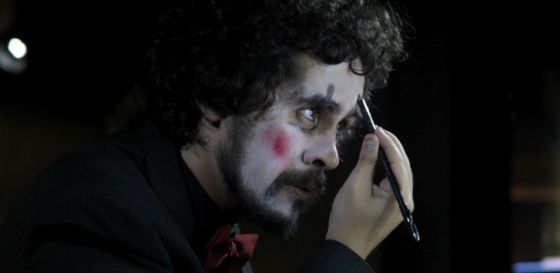 O ator Bruno Fracchia em cena da peça sobre a vida de Paulo José, Algumas Histórias - Foto: Divulgação
