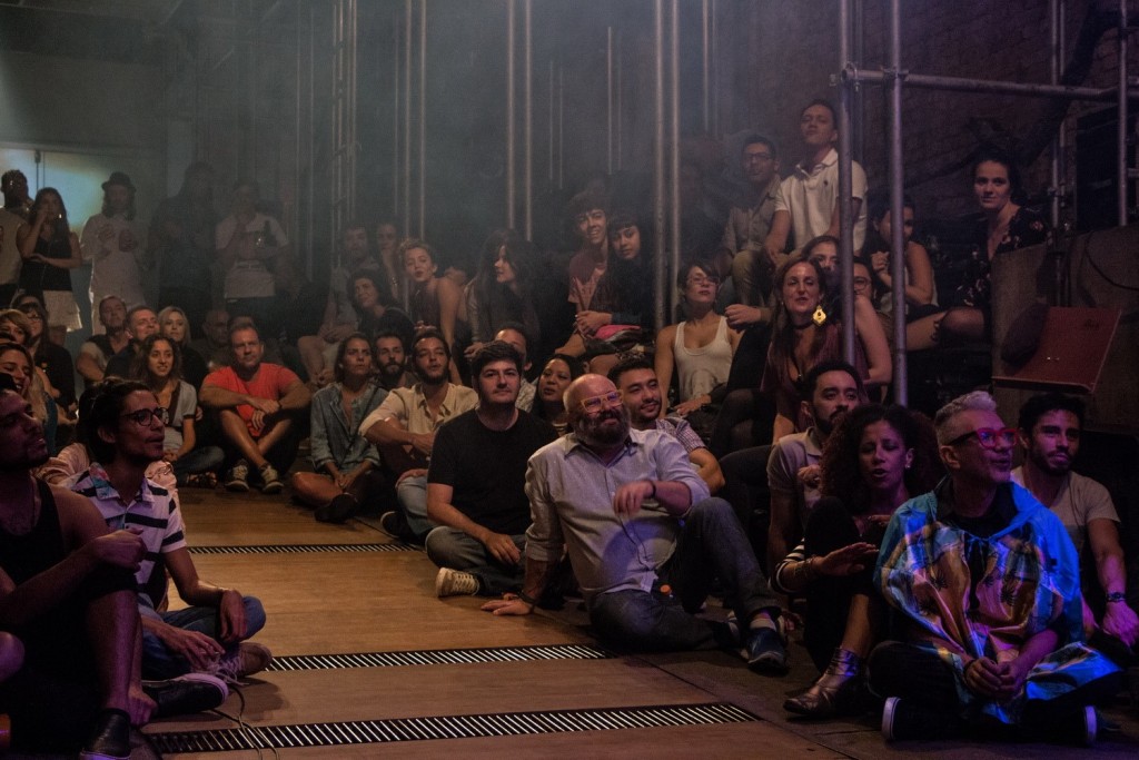Público acompanha homenagem a Phedra: todos os espectadores doaram a entrada para o tratamento da diva - Foto: Marcos Aspahan