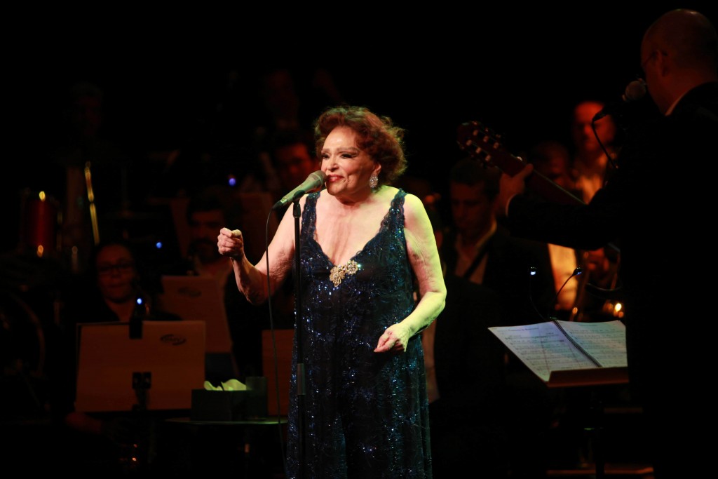 Bibi Ferreira, no palco prestes a completar 93 anos: "É preciso cuidar da saúde e aprender a respirar" - Foto: Wilian Aguiar/Divulgçaão