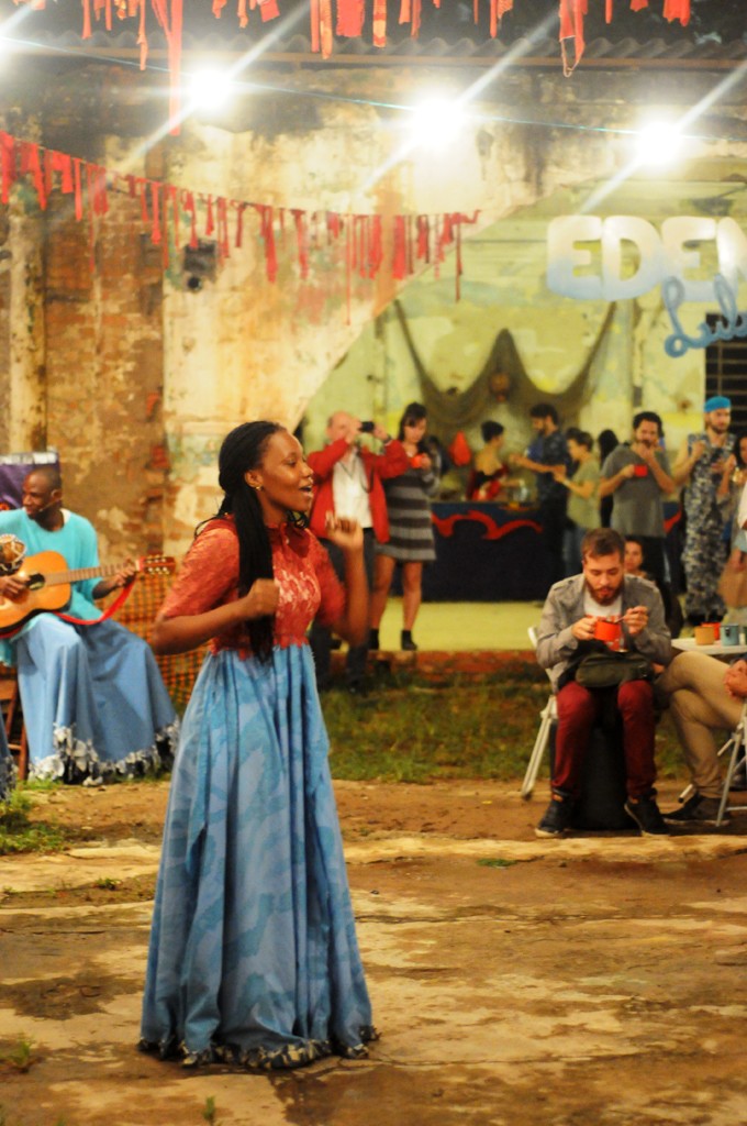 Cena de Cidade Vodu, em primeiro plano, a atuadora haitiana Roselaure Jeanty 