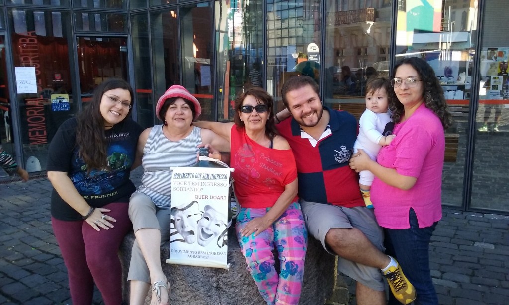 Raquel Francielle, Marisa Thomazi, Debora Cristina, Anderson Ribeiro, Vanessa Ricetti e o pequeno João: Movimento dos Sem Ingresso está há 13 anos no Festival de Teatro de Curitiba - Foto: Miguel Arcanjo Prado