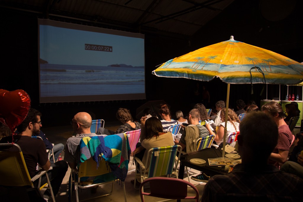 Público acompanha A Cidade sem Mar da companhia brasileira de teatro - Foto: Virginia Benevenuto/Clix