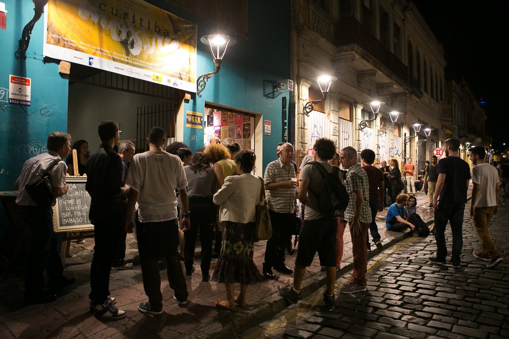 Público se aglomera para ver as obras da Curitiba Mostra no Guairacá Cultural, na charmosa rua São Francisco, centro boêmio curitibano, durante o 25º Festival de Teatro de Curitiba - Foto: Lina Sumizono/Clix