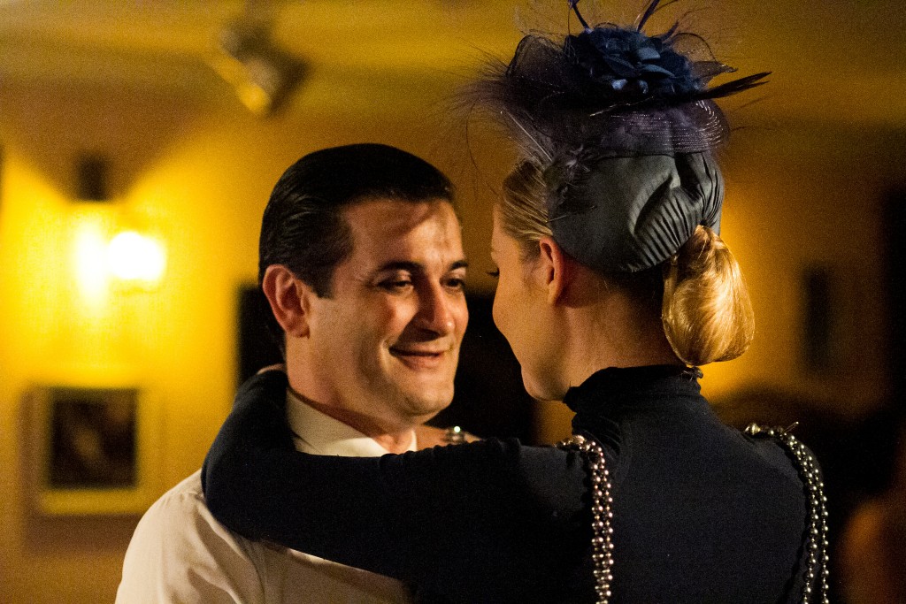 Cena da peça Gardel, O Musical, que mergulhou no mundo do tango argentino - Foto: Leonardo Lima/Clix
