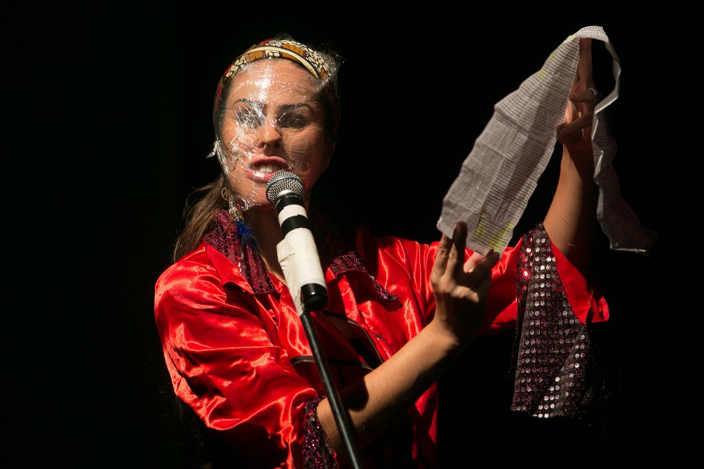 Lauanda Varone em cena de Hermanas Son las Tetas no 25º Festival de Teatro de Curitiba - Foto: Lina Sumizono/Clix