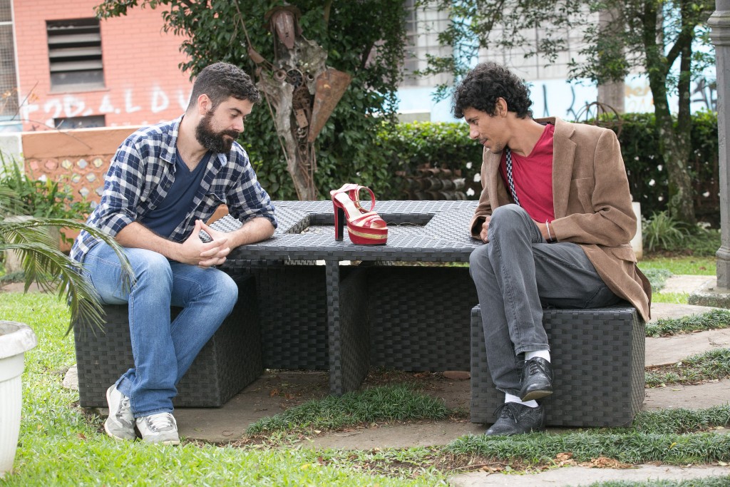 O dramaturgo Renato Fernandez e o ator Felipe Caruzo, de Rota dos Ventos, no 25º Festival de Teatro de Curitiba - Foto: Annelize Tozetto/Clix