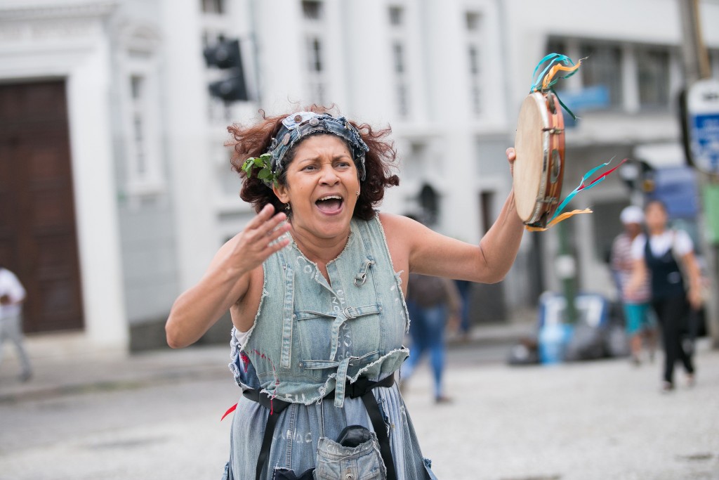 Márcia Costa em cena da peça Tempos de Cléo, destaque do Fringe - Foto: Annelize Tozetto/Clix