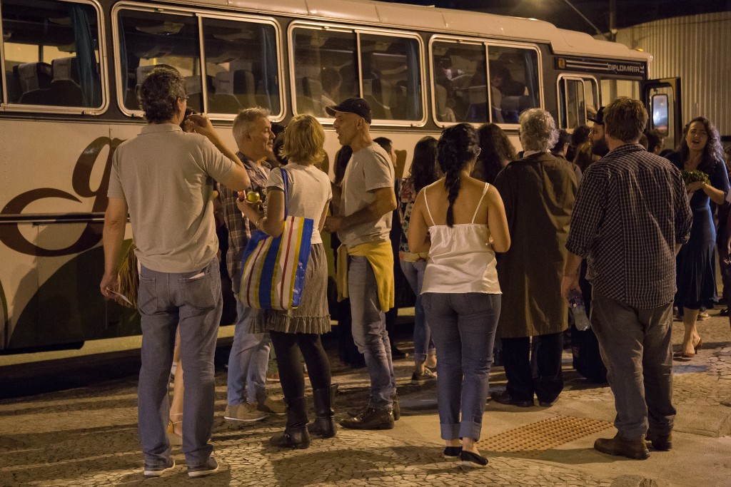 Público embarca no ônibus da companhia brasileira de teatro em A Cidade sem Mar - Foto: Virginia Benevenuto/Clix