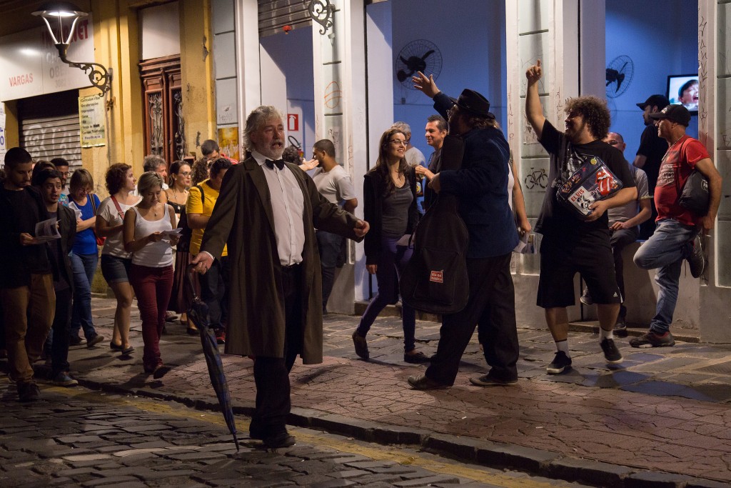 Cena de A Cidade sem Mar na rua São Francisco, no centro curitibano - Foto: Virginia Benevenuto/Clix