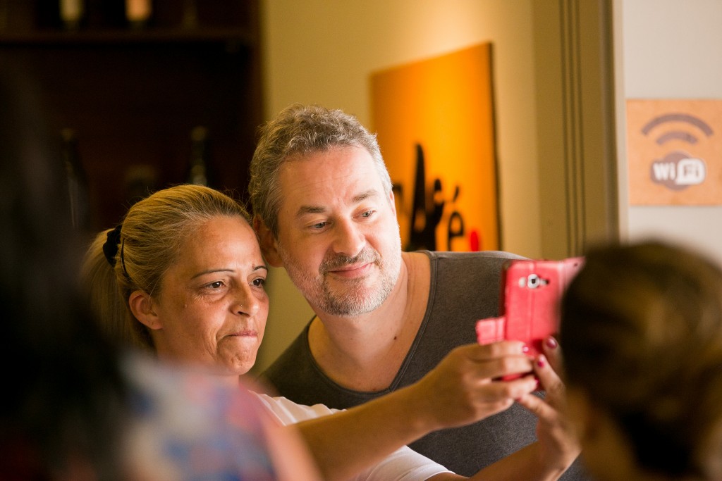 Dan Stulbach faz uma selfie com uma fã no Solar no Palco do Festival de Curitiba - Foto: Annelize Tozetto/Clix