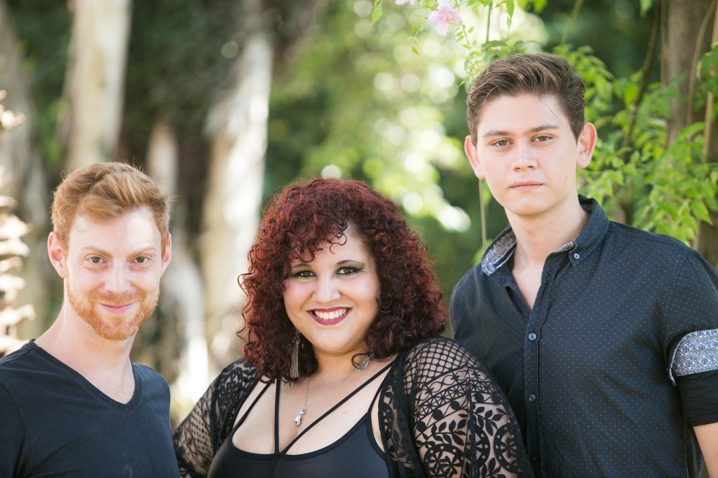 O autor e diretor Juan Manuel Tellategui, a atriz Liza Caetano e o iluminador Osvaldo Steavnv, da peça Hermanas Son las Tetas - Foto: Annelize Tozetto/Clix