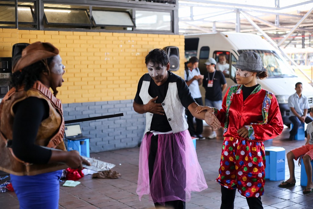 Isa Santos, Anelise Batista e Tony de Souza em cena da peça A Chegada de Lampião no Céu e no Inferno, do Bando de Teatro Resistência -Foto: Humberto Araujo/Clix