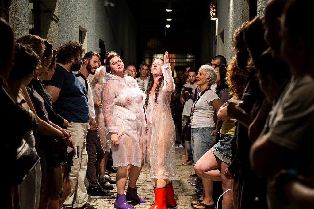 Cena de O Bafo da Gralha, com a CiaSenhas de Teatro na Curitiba Mostra - Foto: Lina Sumizono/Clix