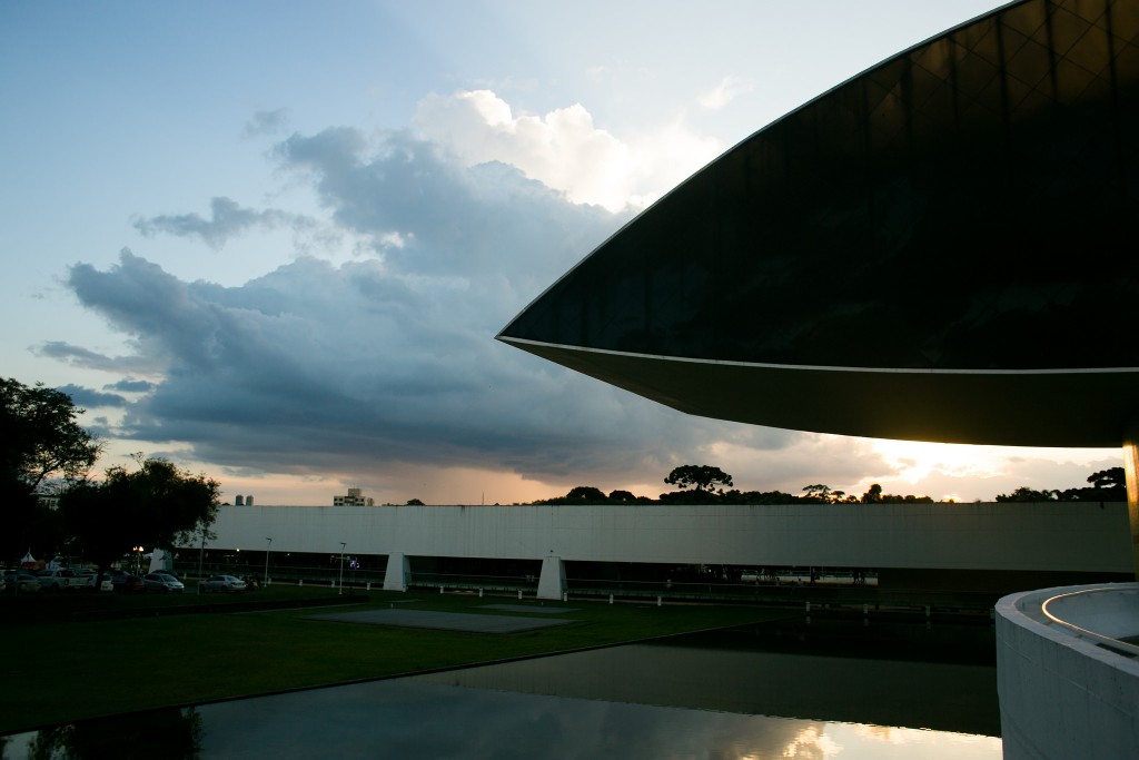 Fachada do Museu Oscar Niemeyer, onde ocorreu o Gastronomix neste fim de semana - Foto: Annelize Tozetto/Clix