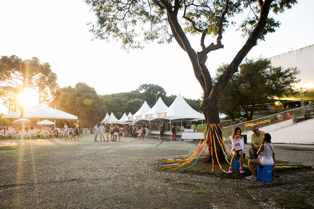 O fim da tarde foi regado a comidas deliciosas - Foto: Annelize Tozetto/Clix