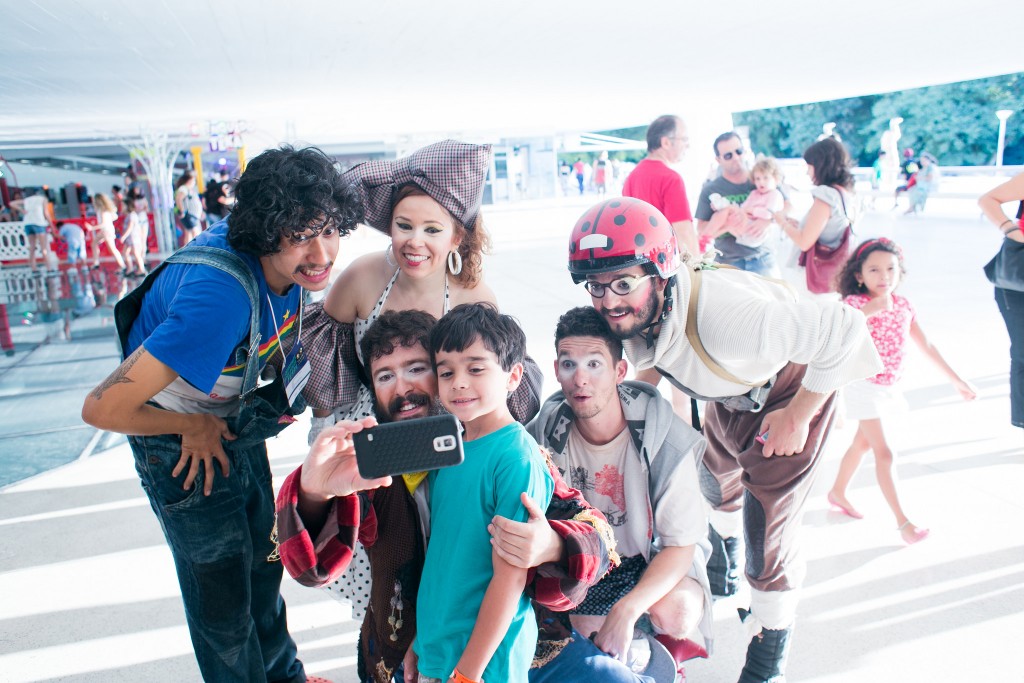 Depois da peça Era uma Era, os atores da Mugunzá tiraram selfies com as crianças - Foto: Annelize Tozetto/Clix