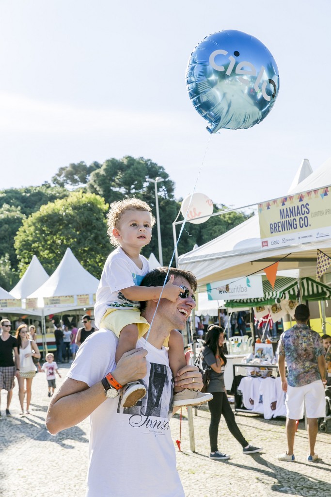 Pai e filho aproveitam o fim de semana de sol no Gastronomix - Foto: Diego Pisante/Clix